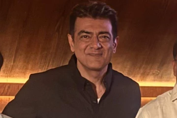 நண்பர்கள் உடன் அஜித்.. யாரெல்லாம் இருக்கிறார்கள் பாருங்க! படுவைரல் ஆகும் போட்டோ