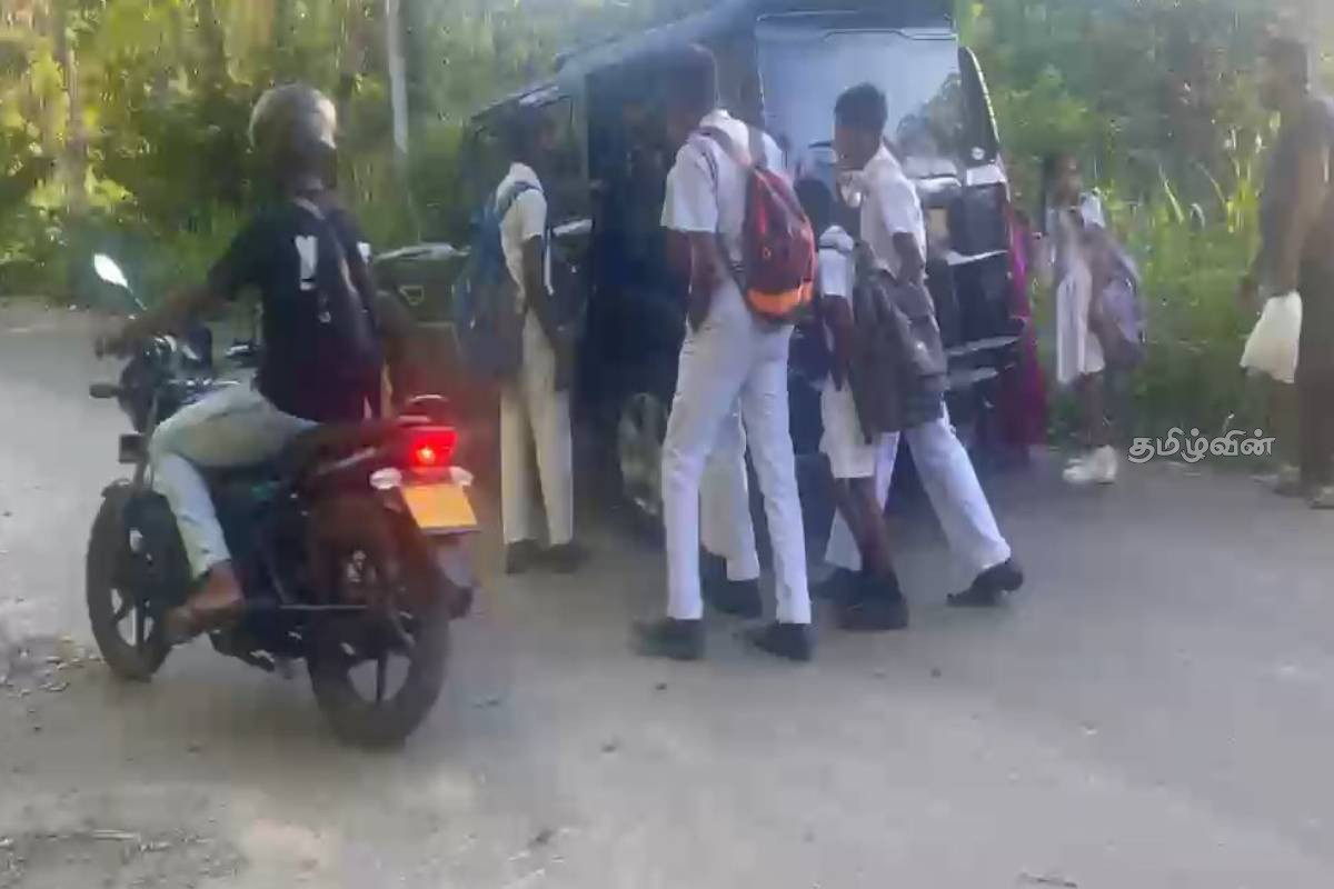 கொத்மலை - கம்பளை வீதியில் நிலச்சரிவு: பொலிஸ் வாகனங்களில் பயணிக்கும் மாணவர்கள் | Landslide On Kotmalai Gampola Road