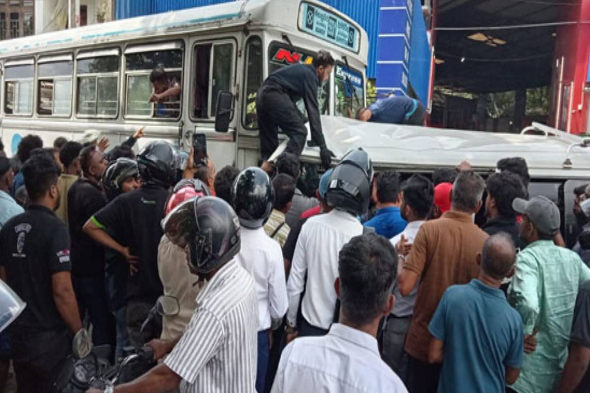 கண்டி - யாழ்ப்பாணம் A9 வீதியில் நேருக்கு நேர் மோதி பேருந்து விபத்து - 8 பேர் வைத்தியசாலையில்..! | Kandy Matara Bus Accident