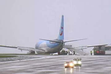 புயலில் சிக்குண்டு புல்வெளியில் இறங்கிய விமானம்!