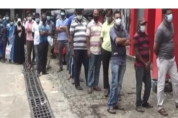 பால்மாவுக்காக  வரிசையில் காத்திருந்த மக்கள்