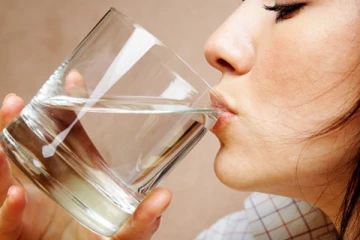 வெந்நீர் குடித்தால் உணவுக்குழாய் பாதிக்குமா?