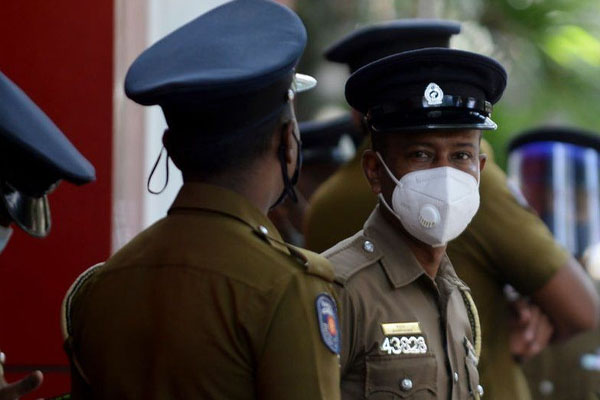 சாதாரண தரப் பரீட்சைக்கு தோற்றவிருந்த மாணவிக்கு உதவி கரம் நீட்டிய பொலிஸார்; பாராட்டி வரும் மக்கள் | Police Extended A Helping Hand To A Exam Student