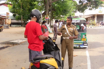கிழக்கில் ஊரடங்கை மீறி வாகனங்களில் பயணித்தோருக்கு எதிராக பொலிஸார் நடவடிக்கை முன்னெடுப்பு (Photos)