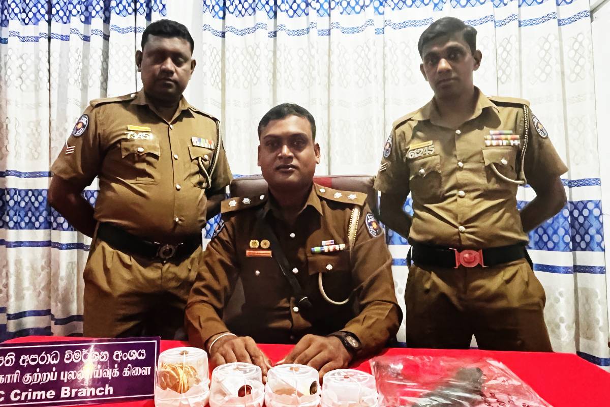 வவுனியாவில் 16 பவுண் நகையை கொள்ளையடித்த நால்வர் கைது! | Four Arrested Over Vavuniya Gold Robbery வவுனியாவில் 16 பவுண் நகையை கொள்ளையடித்த நால்வர் கைது! | Four Arrested Over Vavuniya Gold Robbery