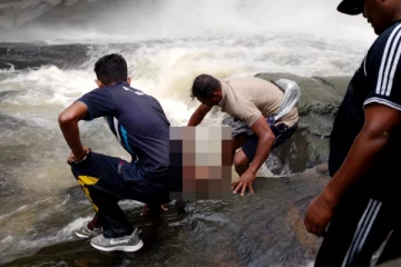 ඇල්ලෙන් පහලට පැන්න සිව්දරු මවගේ සිරුර හමුවෙයි..පැන්න හැටි කුඩා දරුව පොලිසියට කියයි(PHOTOS)