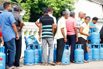 ලිට්‍රෝ ගෑස් ගන්න ටෝකන්.. ගෑස් හිඟයෙන් පාරිභෝගිකයන් දැඩි අසීරුතාවයක - උදෑසන 10 සිට පෝලිම්වල