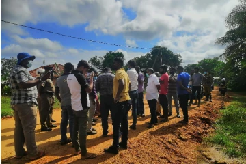 பொது மக்களின் காணியினை தனியாருக்கு வழங்க நடவடிக்கை : விரைந்து செயற்பட்ட மக்கள் (Photos)