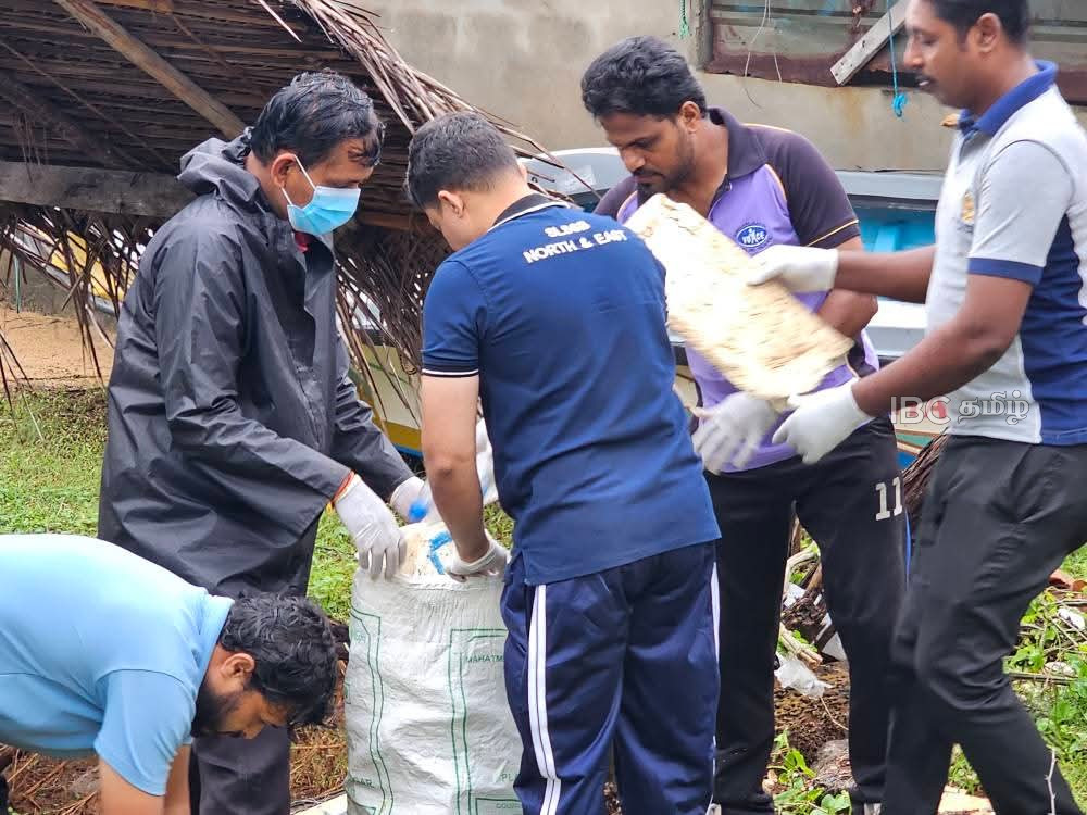 முல்லைத்தீவில் க்ளீன் சிறிலங்கா வேலைத்திட்டத்தின்கீழ் கடற்கரைகளை சுத்தம் செய்யும் பணி! 1 Gallery