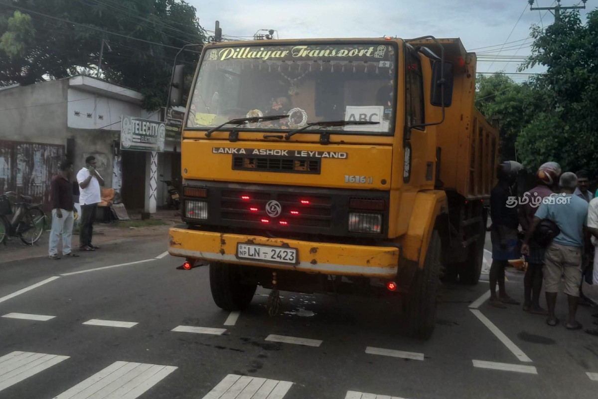 யாழ்.இணுவில் சந்தியில் விபத்து - 67 வயதுடைய முதியவர் பலி | Accident At Inuvil Junction In Jaffna Man Killed யாழ்.இணுவில் சந்தியில் விபத்து - 67 வயதுடைய முதியவர் பலி | Accident At Inuvil Junction In Jaffna Man Killed