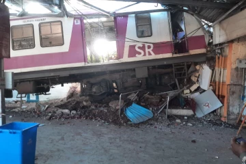 விபத்துக்குள்ளான மின்சார ரயில்;அலறி அடித்து ஓடிய பயணிகள் - வெளியான CCTV காட்சிகள்..!