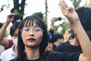 மன்னர் குடும்பத்து வாகனங்களை முந்திச் செல்ல முயன்ற பெண்: தேசத்துரோக குற்றச்சாட்டுகள் பதிவு