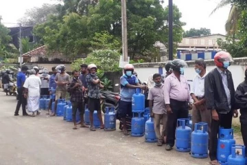 தென்னிலங்கைக்கு போட்டியாக யாழிலும் வரிசைகட்டி நிற்கும் மக்கள்!