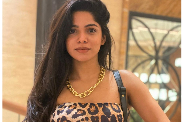 அய்யய்யோ.... உச்ச கவர்ச்சியில் போஸ் கொடுத்த திவ்யபாரதி - ஹாட் புகைப்படம் வைரல் - தமிழ்நாடு