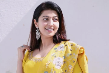 குழந்தை பிறந்த ஒரே மாதத்தில், நீச்சல்  உடையில் வீடியோ வெளியிட்ட பிரணிதா