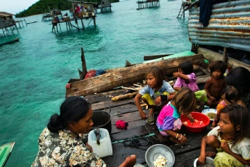 கடலிலேயே பிறந்து கடலிலேயே வாழுந்து மடியும் மனிதர்கள் - யார் இவர்கள்?