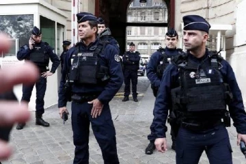 பொலிஸாரை நோக்கி துப்பாக்கி சூடு நடத்திய நபர் சுட்டுக்கொலை