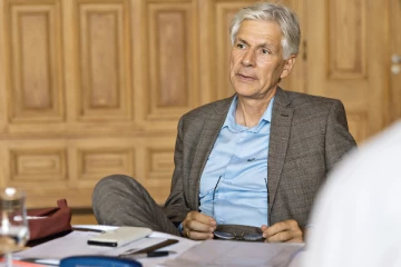 மாணவர்களை பார்த்து காப்பி அடித்த சுவிஸ் பேராசிரியர்: பல்கலை அதிரடி