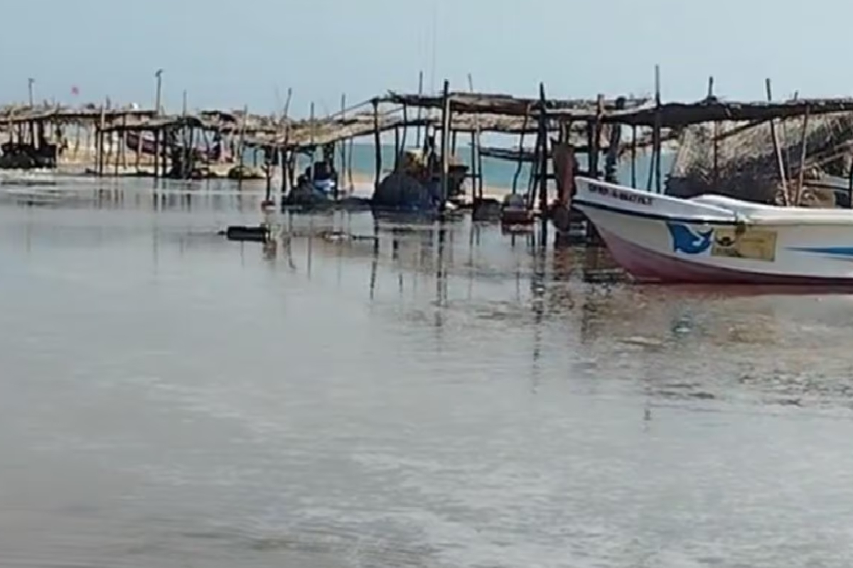 முல்லைத்தீவில் கடல்சீற்றம் ; வாடிகளுக்குள் புகுந்த வெள்ளம் | Rough Seas In Mullaitivu Flood Enter Fishing Huts