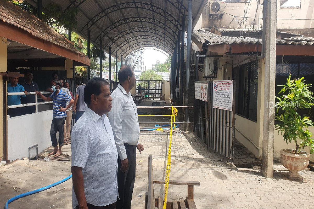 யாழ்.போதனாவில் 60 வீதத்திற்கும் அதிகமான மருந்துகள் தீயில் எரிந்து நாசம் | 60 Of Medicines Destroyed In Fire Jaffna Hospital யாழ்.போதனாவில் 60 வீதத்திற்கும் அதிகமான மருந்துகள் தீயில் எரிந்து நாசம் | 60 Of Medicines Destroyed In Fire Jaffna Hospital