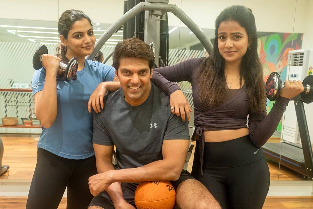 கல்யாண நாளில் நடிகைகளுடன் சேட்டை செய்த ஆர்யா!! மனைவியிடம் போட்டுக்கொடுத்த நடிகர்.. | Sathish Reports Sayyessha About Arya Gym Photos