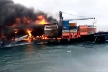 இலங்கை கடலில் வெடித்து பயங்கரமாக தீப்பற்றி எரியும் சரக்கு கப்பல்! வெளியான பரபரப்பு காட்சி