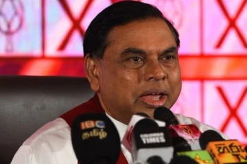 බැසිල් මාධ්‍යවේදියෙකු සමඟ පැටලෙයි..උණුසුම් වචන හුවමාරුවක් (VIDEO)