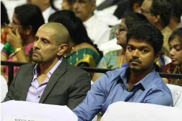 முன்னணி நடிகர்கள் மத்தியில் அவமானப்படுத்தப்பட்ட நடிகர் விஜய்.. செம கடுப்பான ரசிகர்கள் | Vijay Insulted In Program Near Top Actors