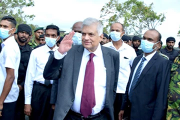 நாடாளுமன்றிலிருந்து வெளியேறிய அதிபர் ரணில் தெரிவித்த ‘நன்றி’(படங்கள்)