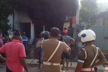 அதிகாலையில் பாரிய தீ விபத்து! மற்றுமொரு வர்த்தக கட்டடம் பாதிப்பு