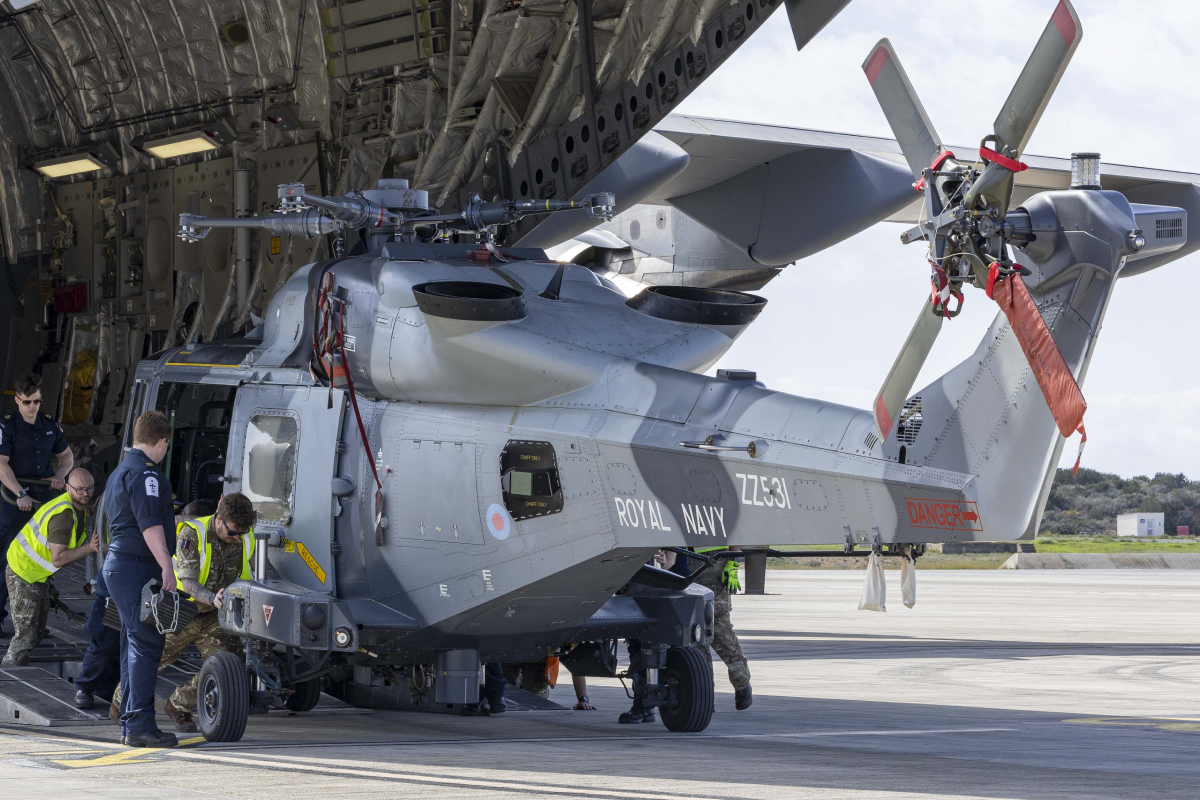 படைகளை களமிறக்கும் பிரித்தானியா! சைப்ரஸுக்கு நகரும் HMS Dragon போர் கப்பல் | Uk Counter Drone Helicopters Arriving In Cyprus
