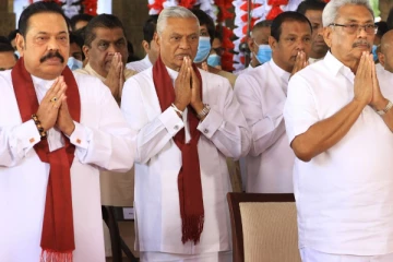 நள்ளிரவில்  மந்திராலோசனை நடத்திய  ராஜபக்ஷ குடும்பம்!