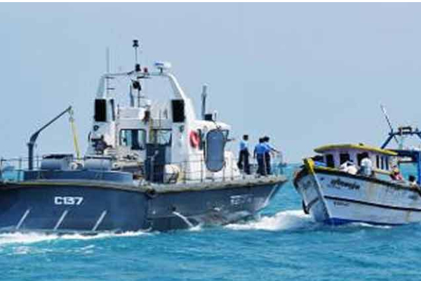தமிழக கடற்றொழிலாளர்கள் 10 பேர் கைது | 15 Indian Fisherman Arrested In Srilanka