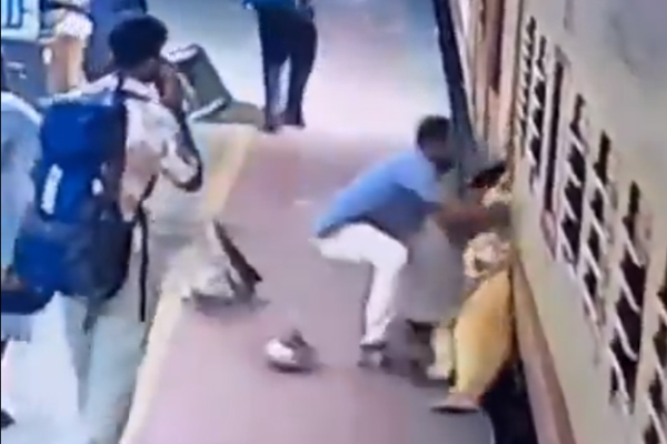 Viral Video: ஓடும் ரயிலில் இருந்து இறங்கிய பெண்... ஹீரோவாக மாறிய இளைஞரின் தில்லான காட்சி | Woman Fell Down Moving Train Man Save