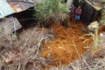 சீரற்ற கால நிலை; மண்சரிவால் ஏற்பட்ட அனர்த்தம்