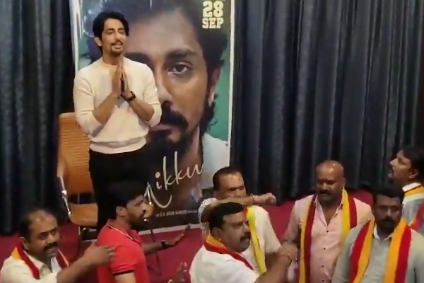 காவிரி போராட்டம்.. பிரெஸ் மீட்டில் இருந்து பாதியில் வெளியேற்றப்பட்ட நடிகர் சித்தார்த்! - வீடியோ | Siddharth Sent Out Of Pressmeet Kannada Protestors