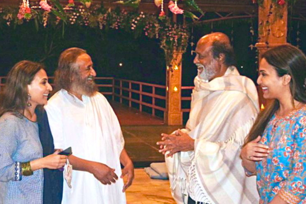 மகள்களுடன் ஸ்ரீ ஸ்ரீ ரவிசங்கர் குருஜியை சந்தித்தார் நடிகர் ரஜினிகாந்த்!  எதற்கு தெரியுமா? | Swamiji Sri Sri Ravisankar Meet With Actor Rajini