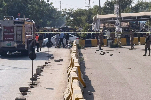 கிரிக்கெட் போட்டியில் தாக்கம் செலுத்திய குண்டு தாக்குதல்! | Sri Lanka Pakistan Cricket Team