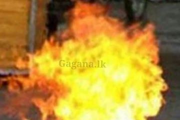 සිරුරට ගිනි තබා ගත් අයෙක් බේරගන්න ගිය පොලිස් නිළධාරින් දෙදෙනෙක්ව කඩා පැන බදාගෙන සිදු වූ දේ..