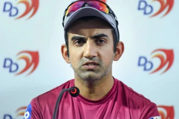 தோனிக்கு வயசாகிடுச்சு.. அவரால எட்டு பந்துக்கு மேல அடிக்க முடியாது - கம்பீர் விமர்சனம்