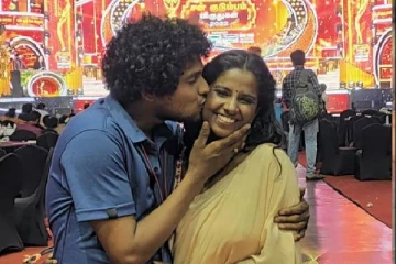 விழா மேடையில் இப்படி பண்ணலாமா? ... காதல் கணவரிடம் மன்னிப்பு கேட்ட பிரபல சீரியல் நடிகை