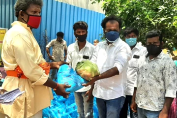 கிராமிய கலைஞர்களின் குடும்பங்களுக்கு நிவாரணப் பொருட்களை வழங்கிய விஜய் ரசிகர்கள்