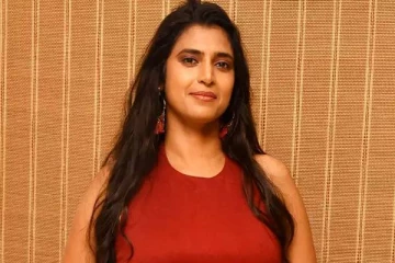 இப்படியொரு போஸ் கொடுத்தாரா? உடலில் எதுமே இல்லாமல் புகைப்படத்தை வெளியிட்ட 47 வயது நடிகை.