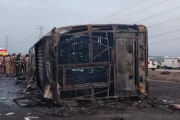 மின்கம்பத்தில் மோதிய பேருந்து! 25 பேருக்கு நேர்ந்த கதி!