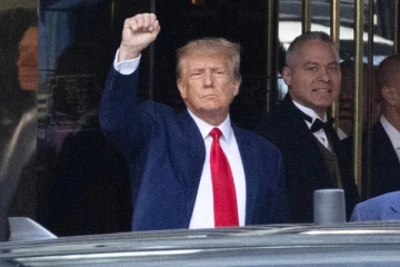 அமெரிக்க பாதுகாப்பு ஆவணங்களை சட்டவிரோதமாக வைத்திருந்த விவகாரம்: டிரம்பிடம் நீதிமன்றம் விசாரணை