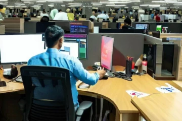 இந்தியாவில் இருந்து வேலைக்கு எடுக்க வேண்டாம்; டிரம்பின் அதிரடி அறிவிப்பு