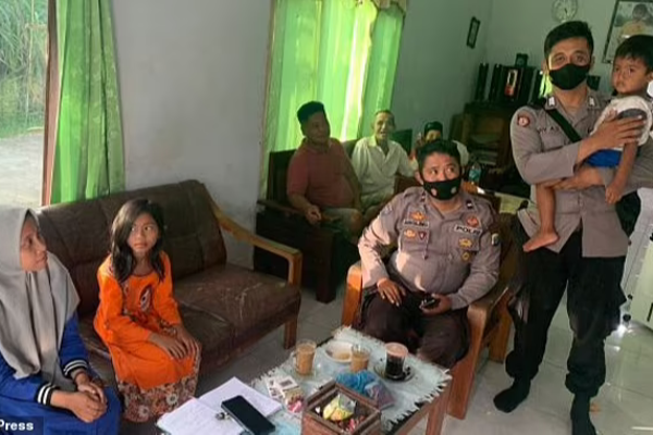 இரண்டு குழந்தைகளுடன் ரயில் பாதையின் நடுவே சிக்கிக்கொண்ட பெண்... வேகமாக வந்த ரயில்: ஒரு திகில் காட்சி | Fast Train A Horror Scene