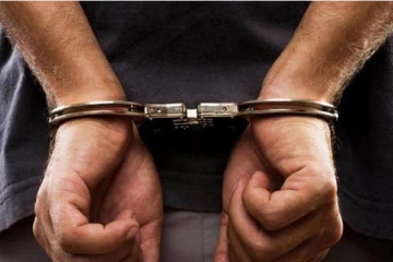 பாட்டில்களை வீசி இளைஞர் அட்டகாசம்  - நடுரோட்டில் ஓட ஓட அடித்த பொதுமக்கள்..!