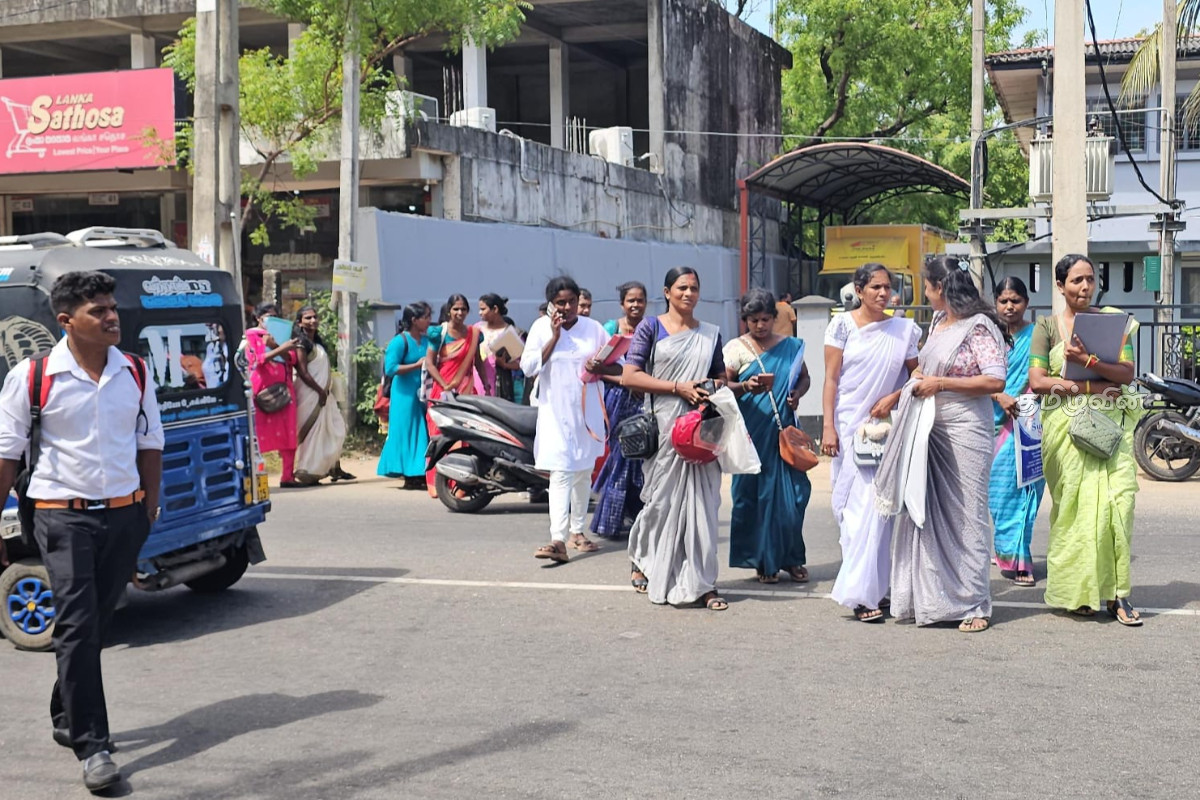 போராட்டத்தில் இறங்கிய யாழ். போதனா வைத்தியசாலை சுகாதார தொண்டர்கள் - தீர்வை பெற்றுதருமாறு கோரிக்கை | Jaffna Teaching Hospital Health Volunteers Protest