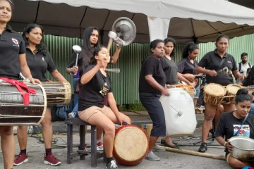 இரத்தம் தோய்ந்த உடைகளை காட்சிப்படுத்தி கொழும்பில் போராட்டம்(Video)